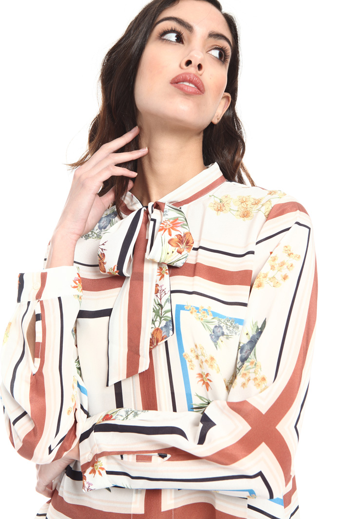 Round bottom silk crepe blouse Intrend Round bottom silk crepe blouse Intrend