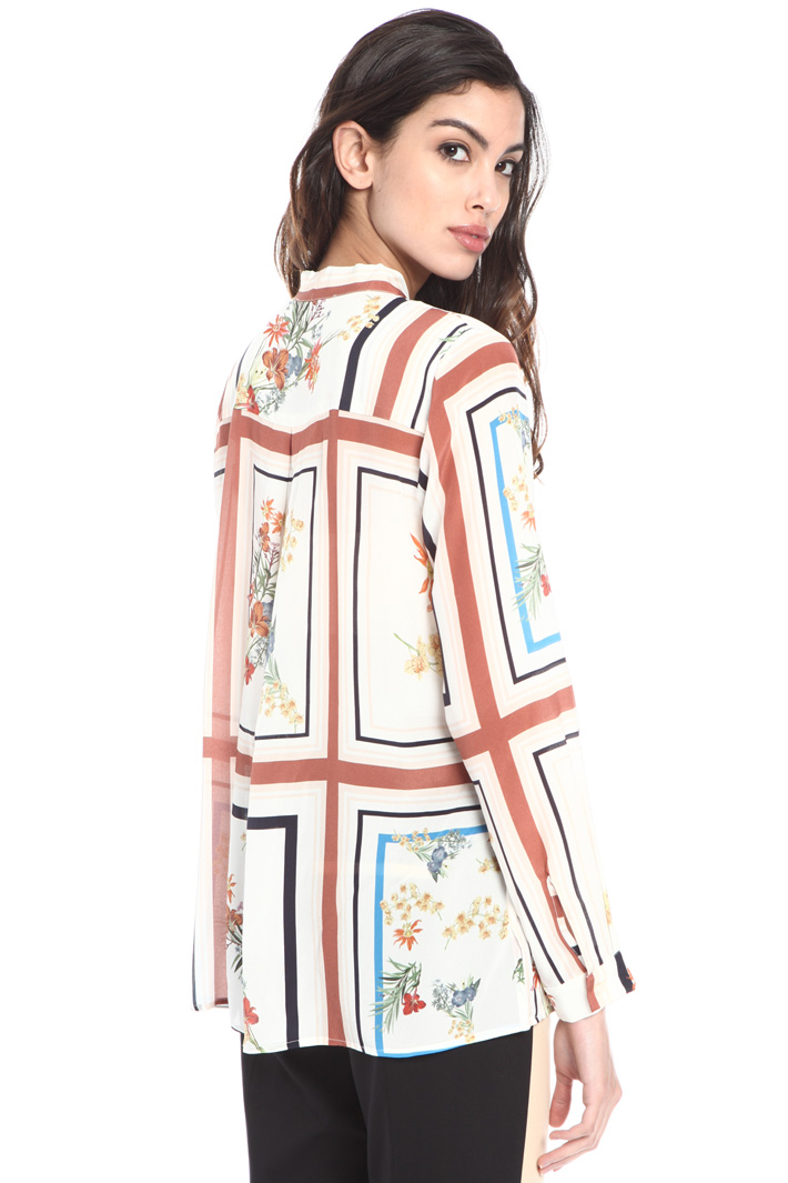 Round bottom silk crepe blouse Intrend Round bottom silk crepe blouse Intrend