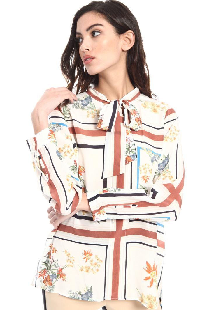 Round bottom silk crepe blouse Intrend Round bottom silk crepe blouse Intrend