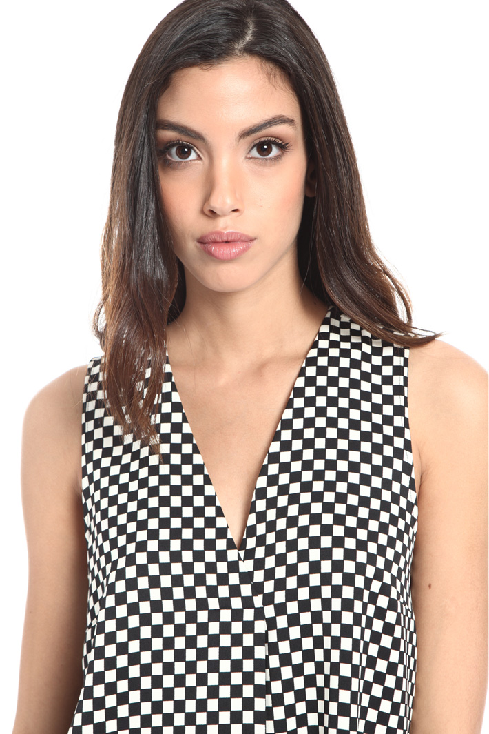 Printed satin V-neck top Intrend Printed satin V-neck top Intrend