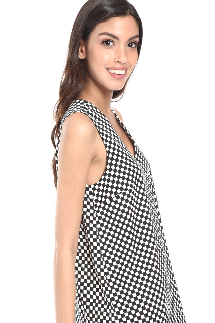 Printed satin V-neck top Intrend Printed satin V-neck top Intrend