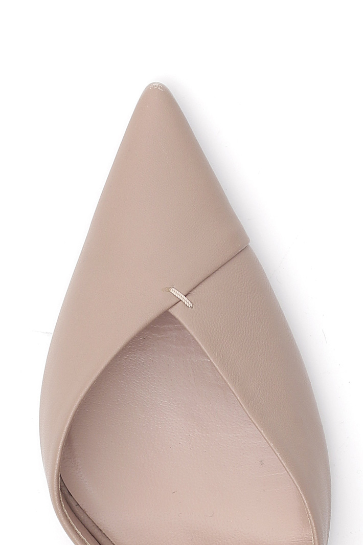 Décolleté with nappa ribbon
Intrend Décolleté with nappa ribbon
Intrend