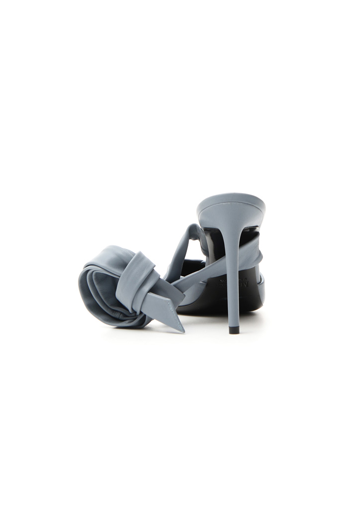Décolleté with nappa ribbon
Intrend Décolleté with nappa ribbon
Intrend