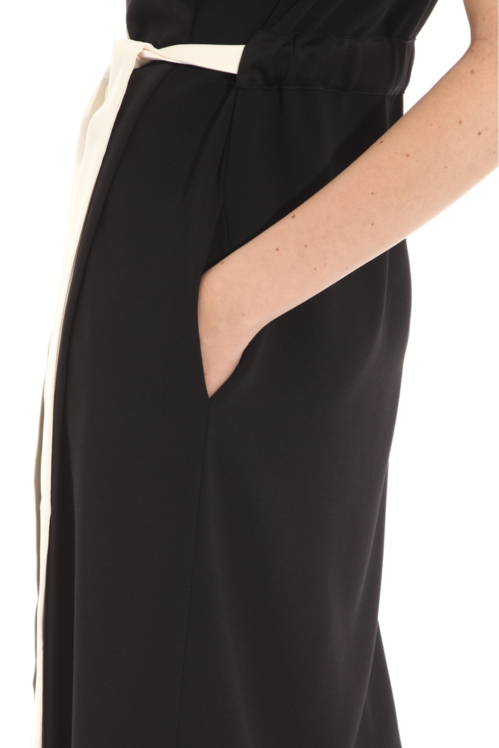 Dress with contrasting belt Intrend Dress with contrasting belt Intrend