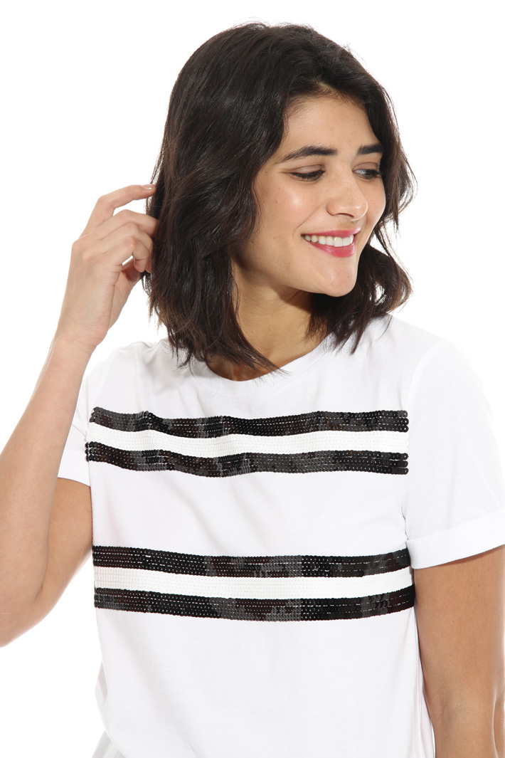 Cotton T-shirt with appliqué
Intrend Cotton T-shirt with appliqué
Intrend