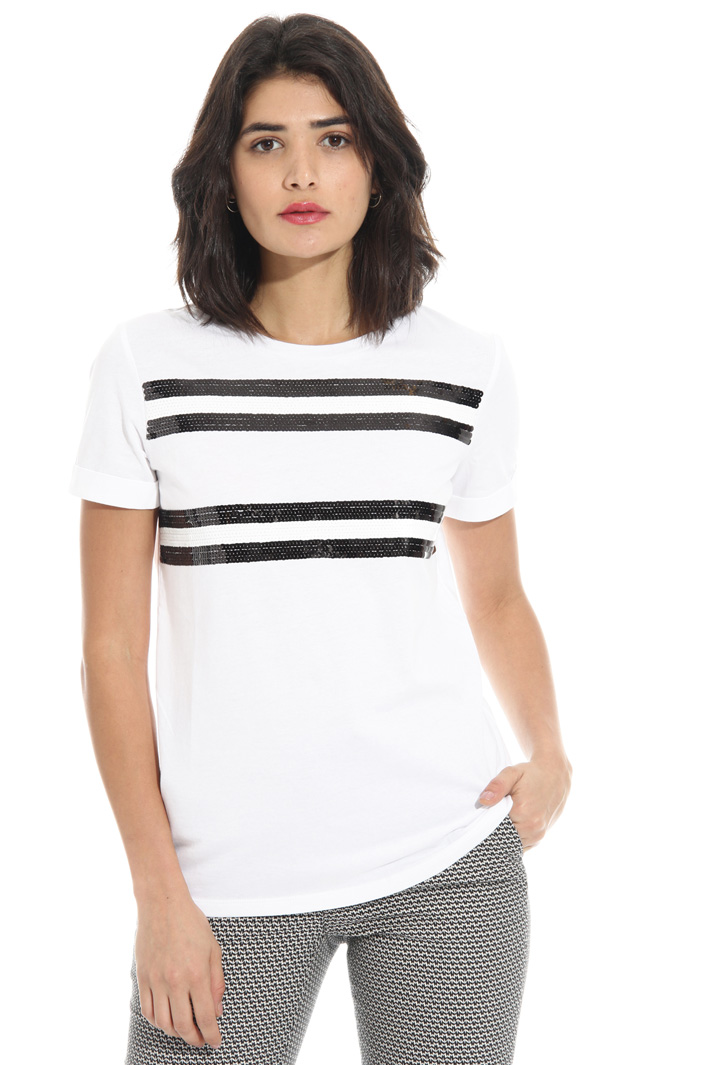 Cotton T-shirt with appliqué
Intrend Cotton T-shirt with appliqué
Intrend