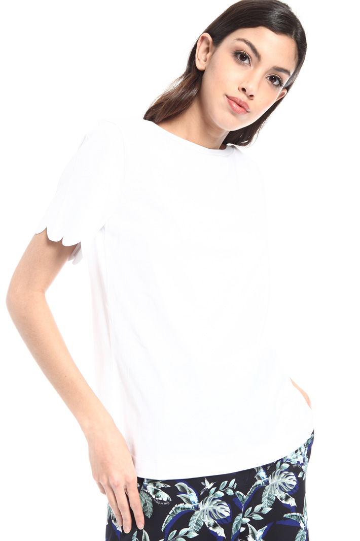 Scalloped hem T-shirt Intrend Scalloped hem T-shirt Intrend