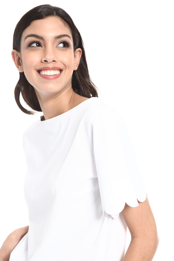 Scalloped hem T-shirt Intrend Scalloped hem T-shirt Intrend