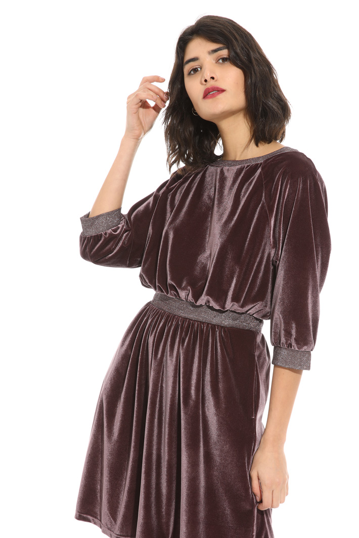 Flared velvet dress Intrend Flared velvet dress Intrend