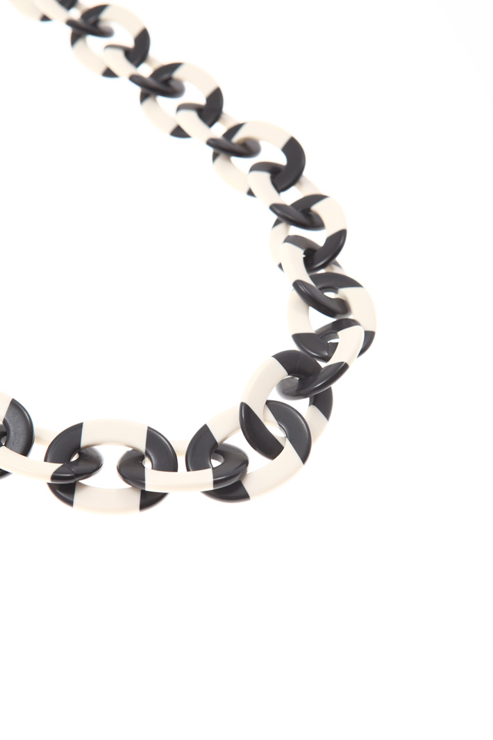 Two-tone resin necklace Intrend Two-tone resin necklace Intrend