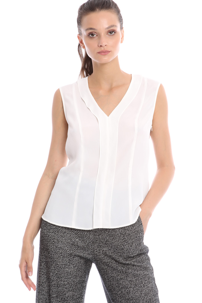 Sleeveless top in silk Intrend Sleeveless top in silk Intrend