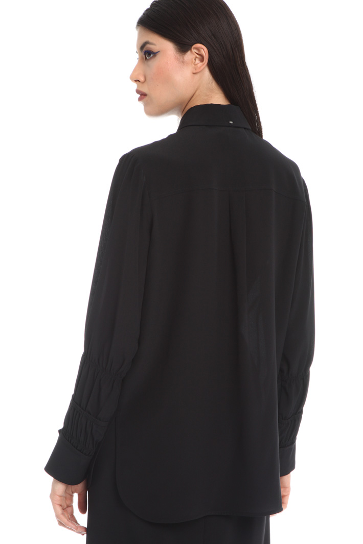 Round hem silk crepe shirt Intrend Round hem silk crepe shirt Intrend