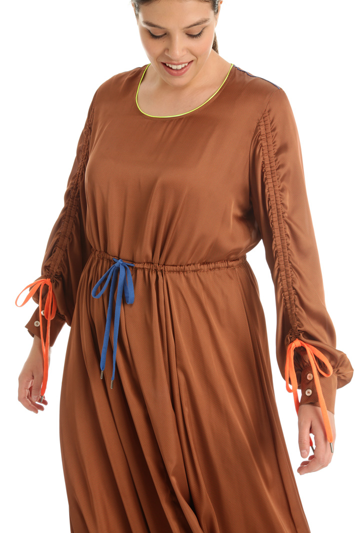 Satin dress with drawstring Intrend Satin dress with drawstring Intrend