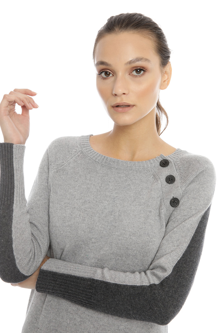 Long sweater with buttons Intrend Long sweater with buttons Intrend