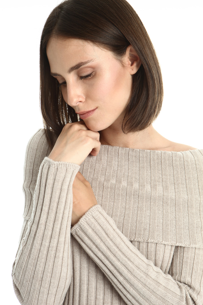 Off-shoulder wool sweater Intrend Off-shoulder wool sweater Intrend