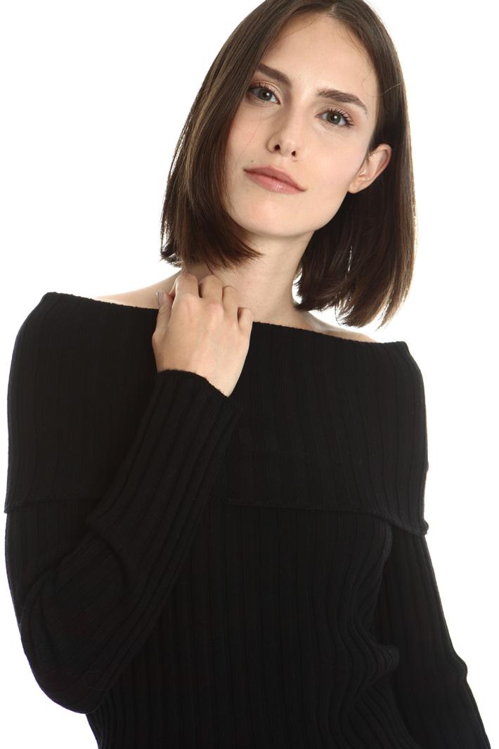 Off-shoulder wool sweater Intrend Off-shoulder wool sweater Intrend