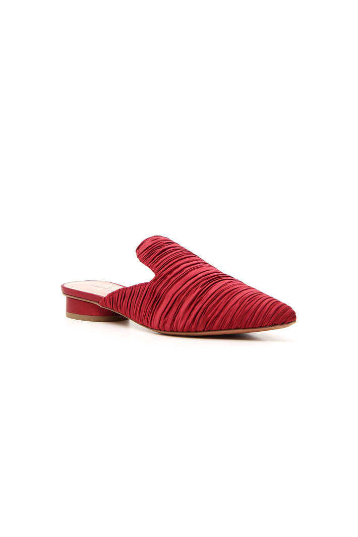 Pleated satin slipper mules
Intrend Pleated satin slipper mules
Intrend