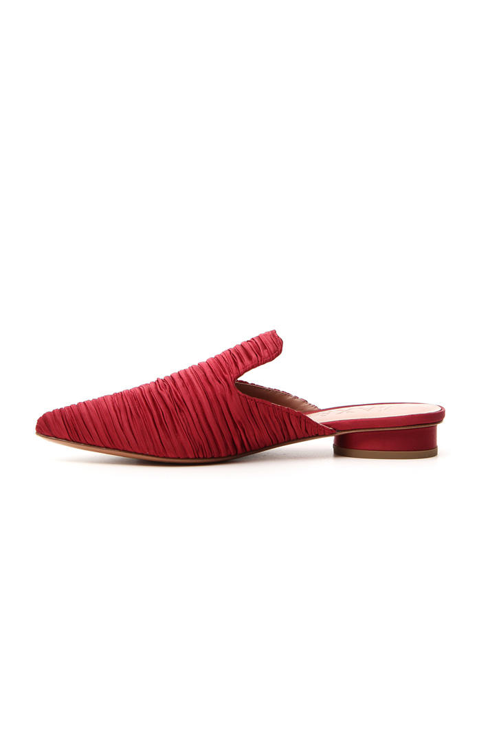 Pleated satin slipper mules
Intrend Pleated satin slipper mules
Intrend