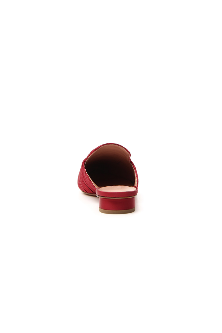 Pleated satin slipper mules
Intrend Pleated satin slipper mules
Intrend