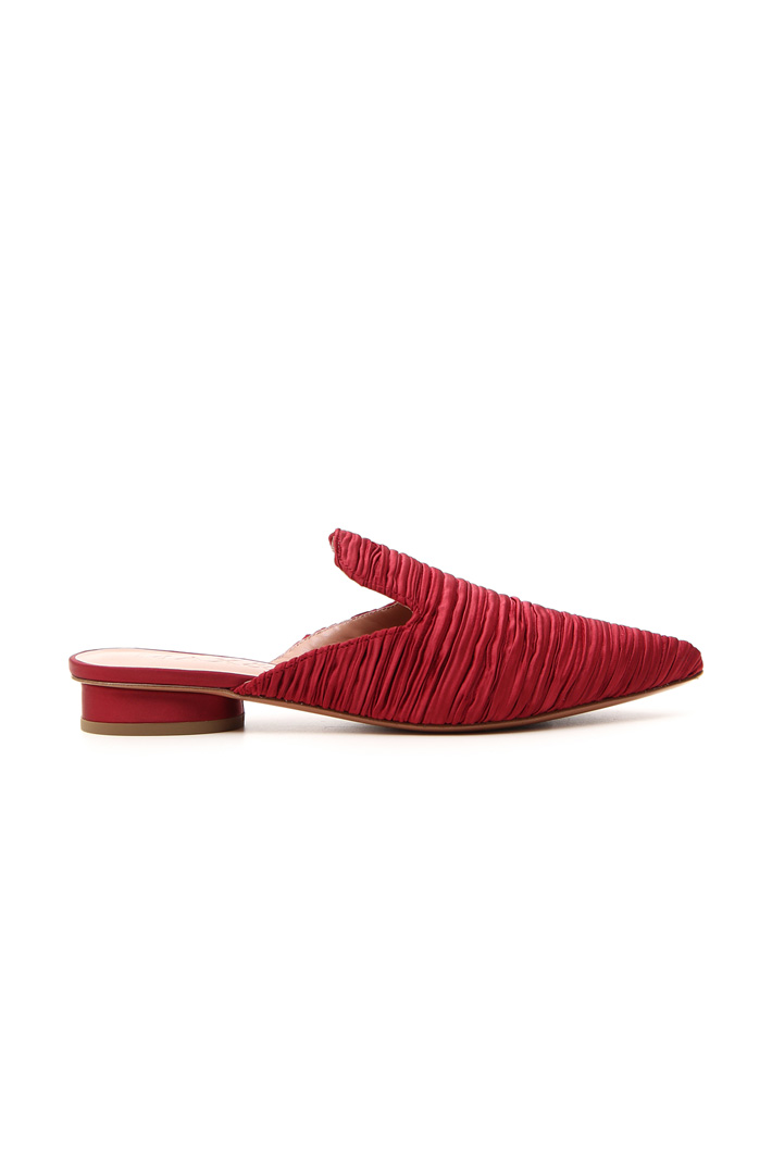 Pleated satin slipper mules
Intrend Pleated satin slipper mules
Intrend