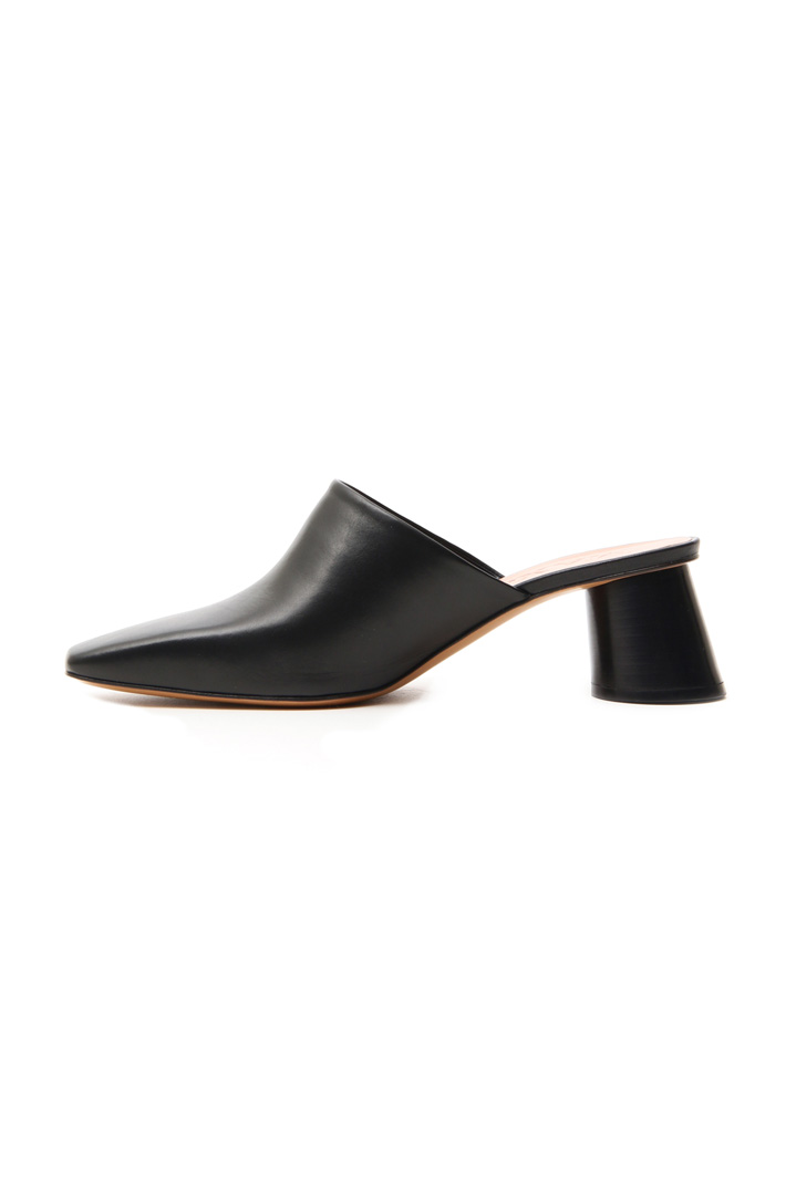 Leather mules
Intrend Leather mules
Intrend