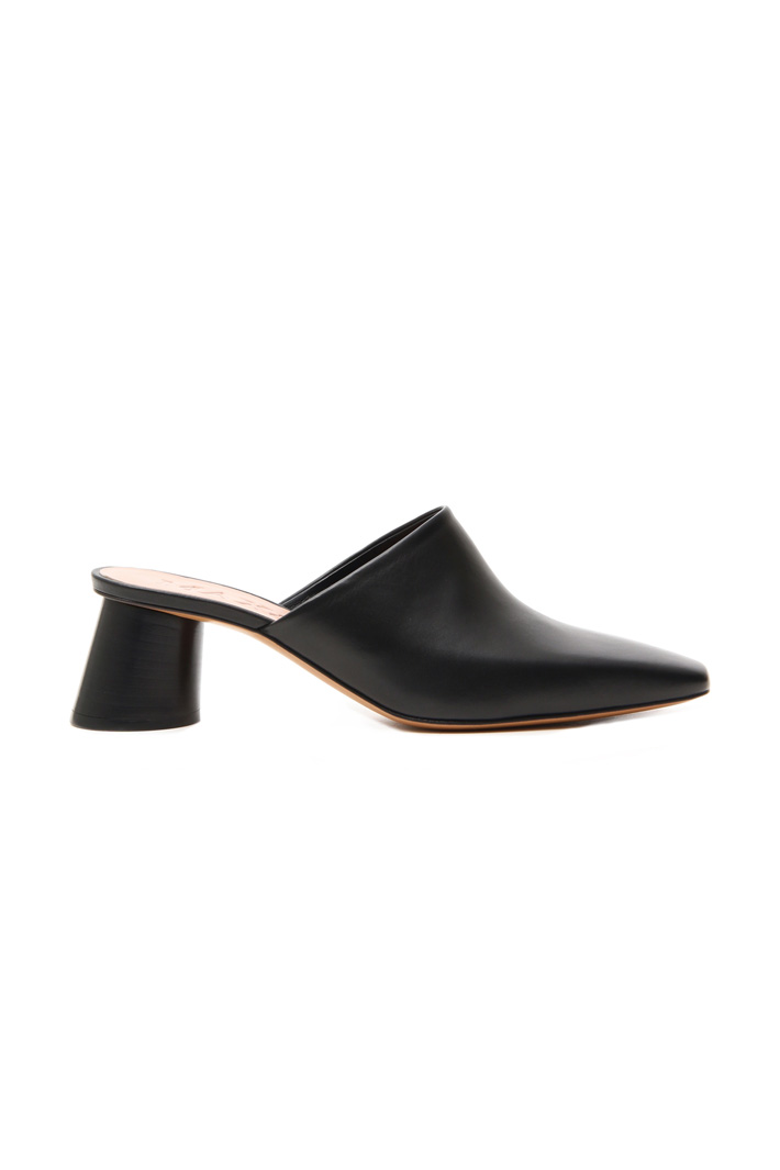 Leather mules
Intrend Leather mules
Intrend