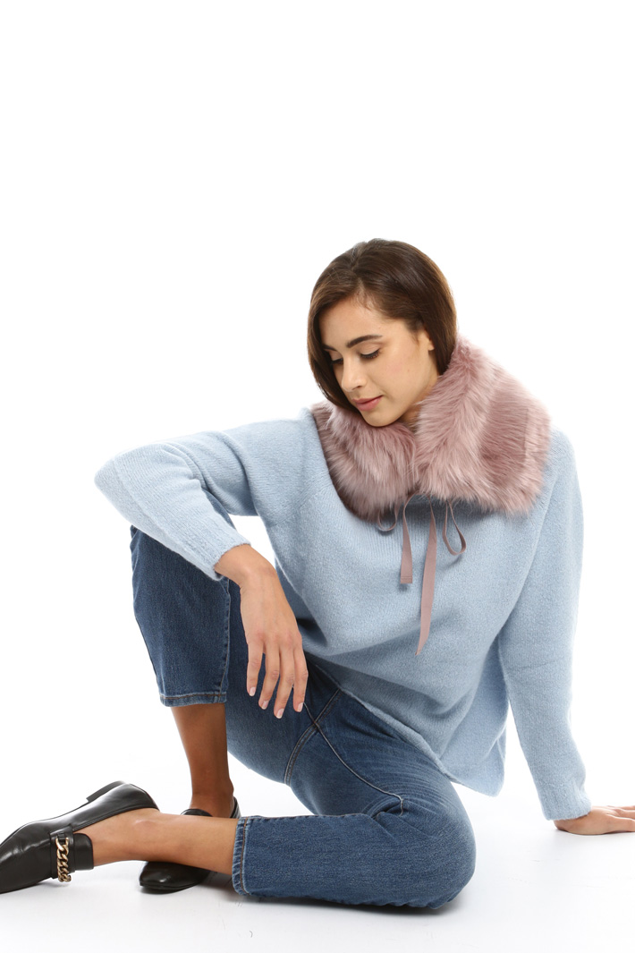 Fur effect collar with ribbons Intrend Fur effect collar with ribbons Intrend