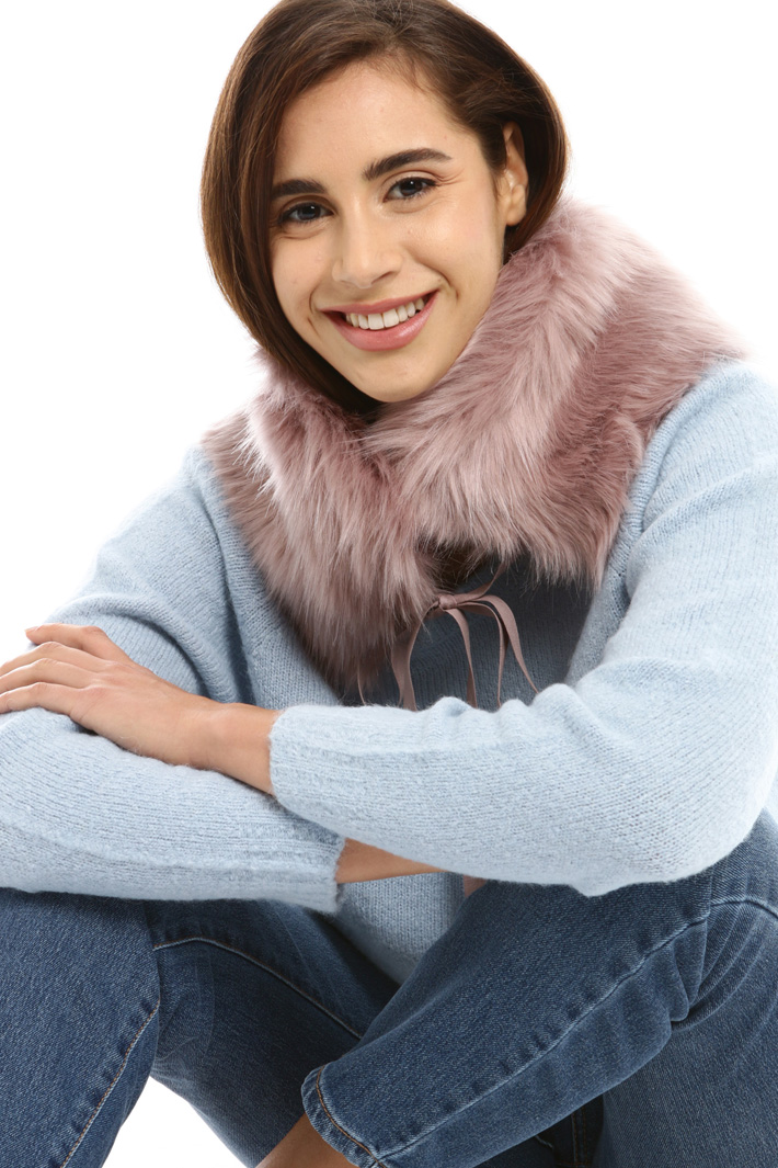 Fur effect collar with ribbons Intrend Fur effect collar with ribbons Intrend