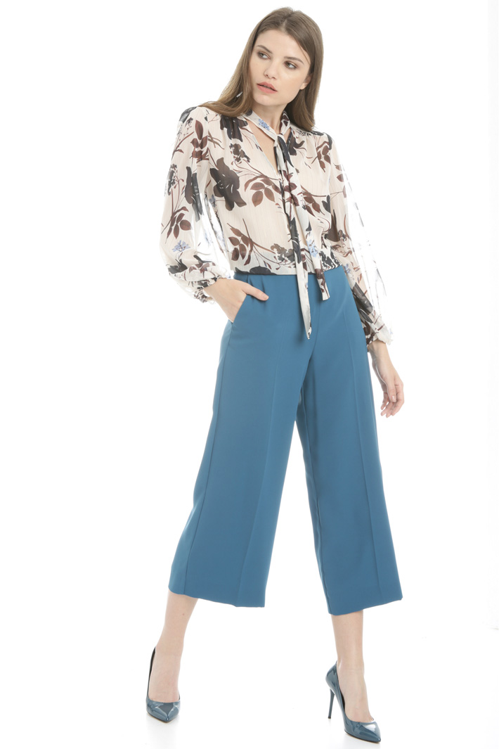 Lamé blouse with scarf neck Intrend Lamé blouse with scarf neck Intrend