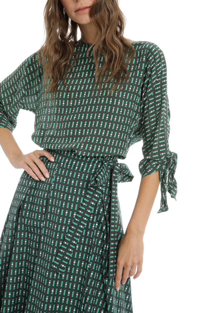 Knotted sleeve blouse Intrend Knotted sleeve blouse Intrend
