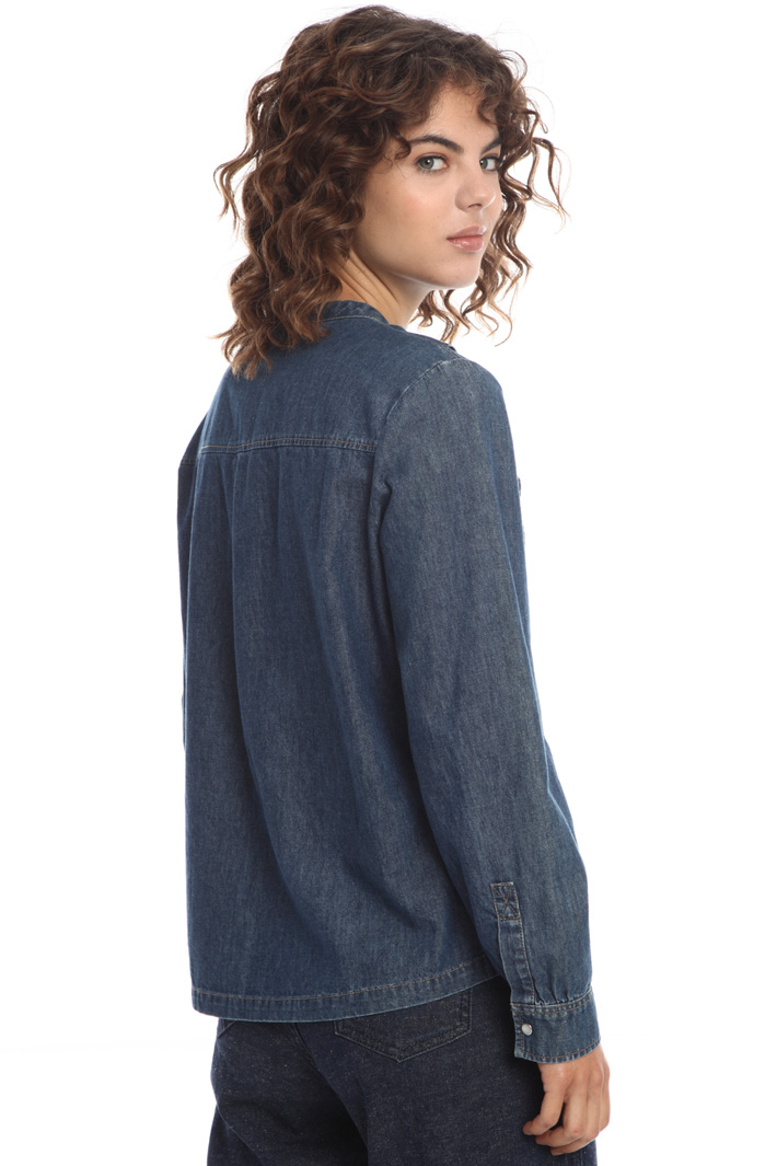 Denim blouse with bow collar
Intrend Denim blouse with bow collar
Intrend