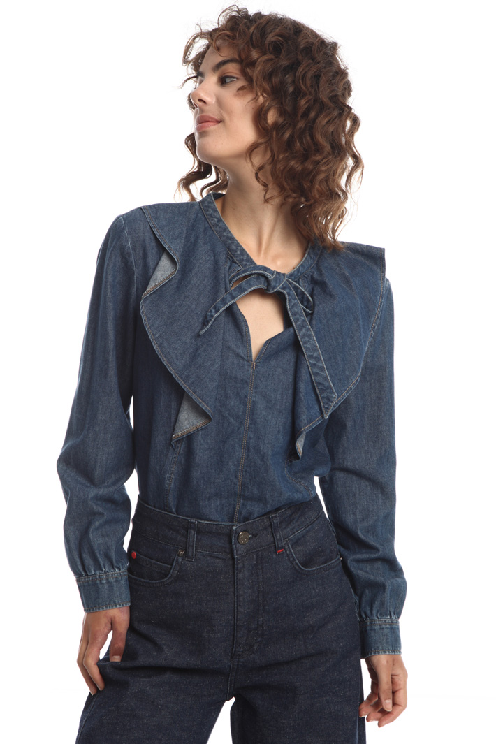 Denim blouse with bow collar
Intrend Denim blouse with bow collar
Intrend