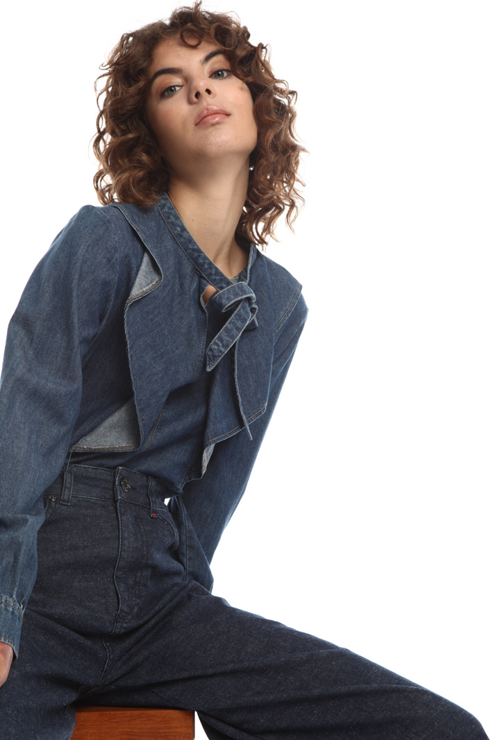 Denim blouse with bow collar
Intrend Denim blouse with bow collar
Intrend
