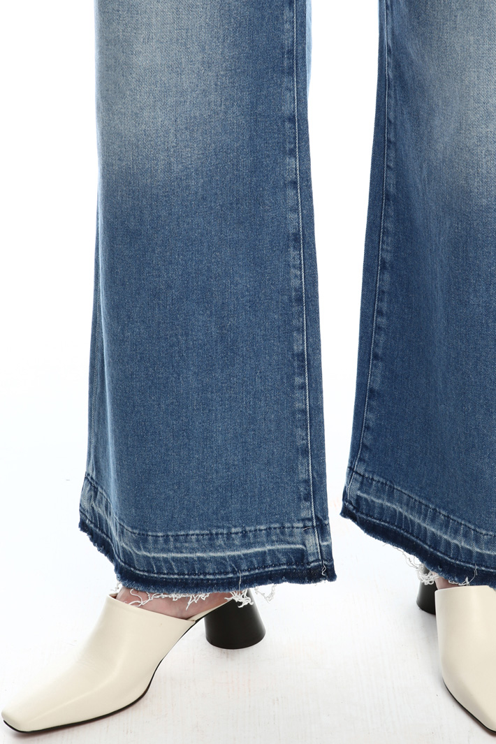 Flared jeans
Intrend Flared jeans
Intrend
