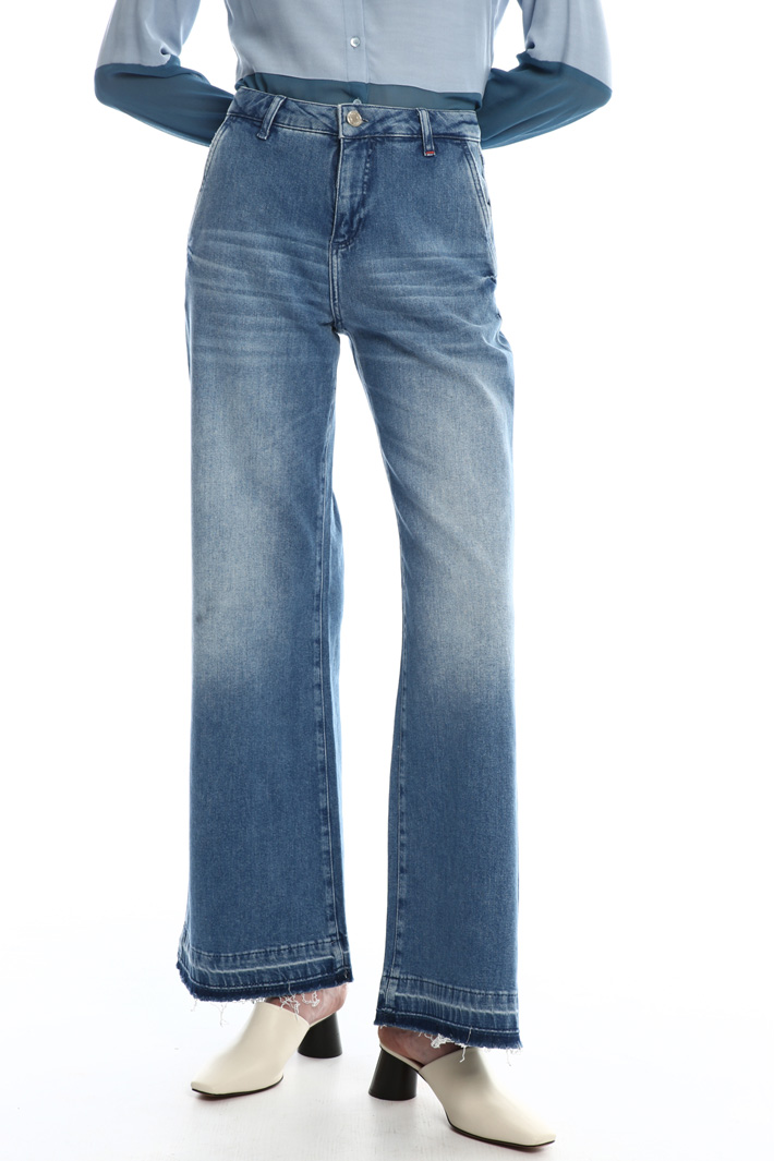Flared jeans
Intrend Flared jeans
Intrend