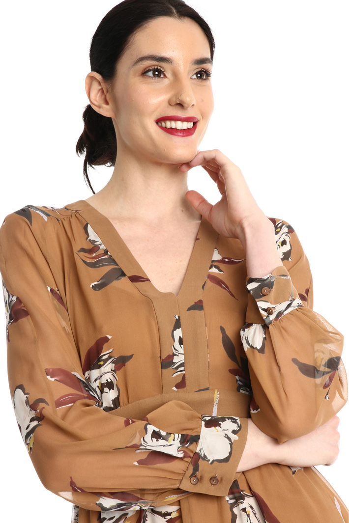 V-neck georgette dress Intrend V-neck georgette dress Intrend