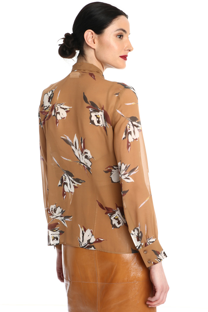 Scarf-neck silk shirt Intrend Scarf-neck silk shirt Intrend