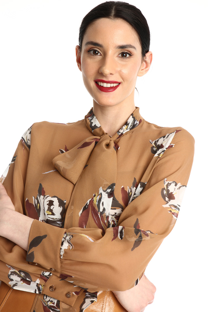 Scarf-neck silk shirt Intrend Scarf-neck silk shirt Intrend