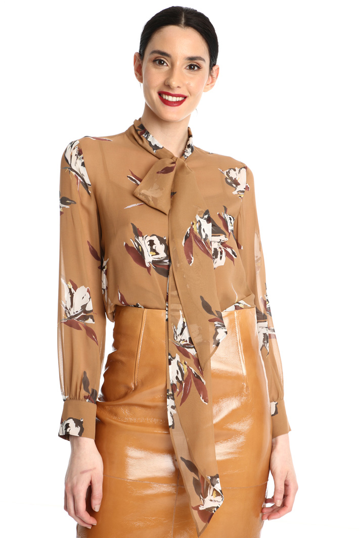 Scarf-neck silk shirt Intrend Scarf-neck silk shirt Intrend