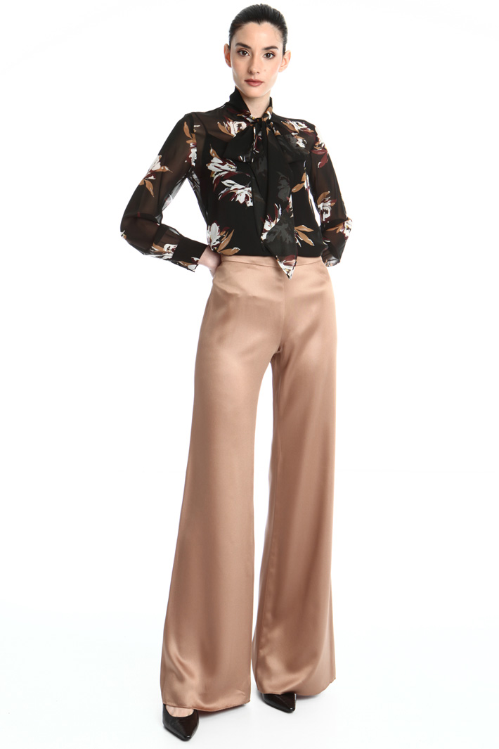 Scarf-neck silk shirt Intrend Scarf-neck silk shirt Intrend