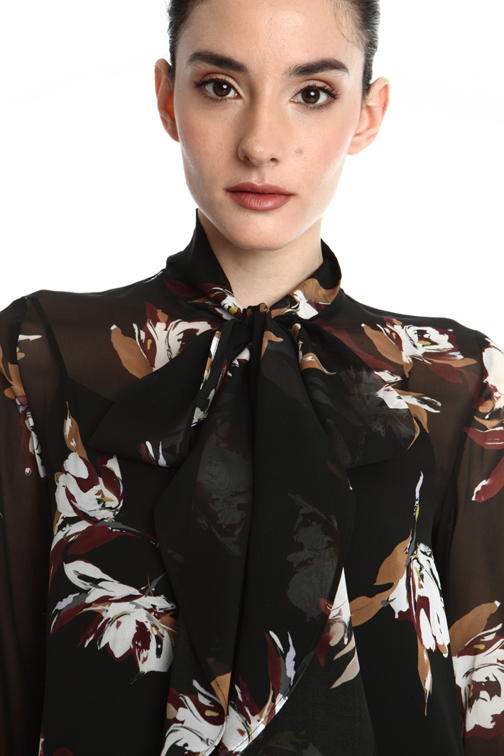 Scarf-neck silk shirt Intrend Scarf-neck silk shirt Intrend