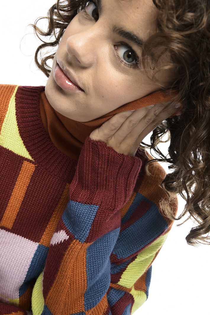 Jumper with colored lettering Intrend Jumper with colored lettering Intrend