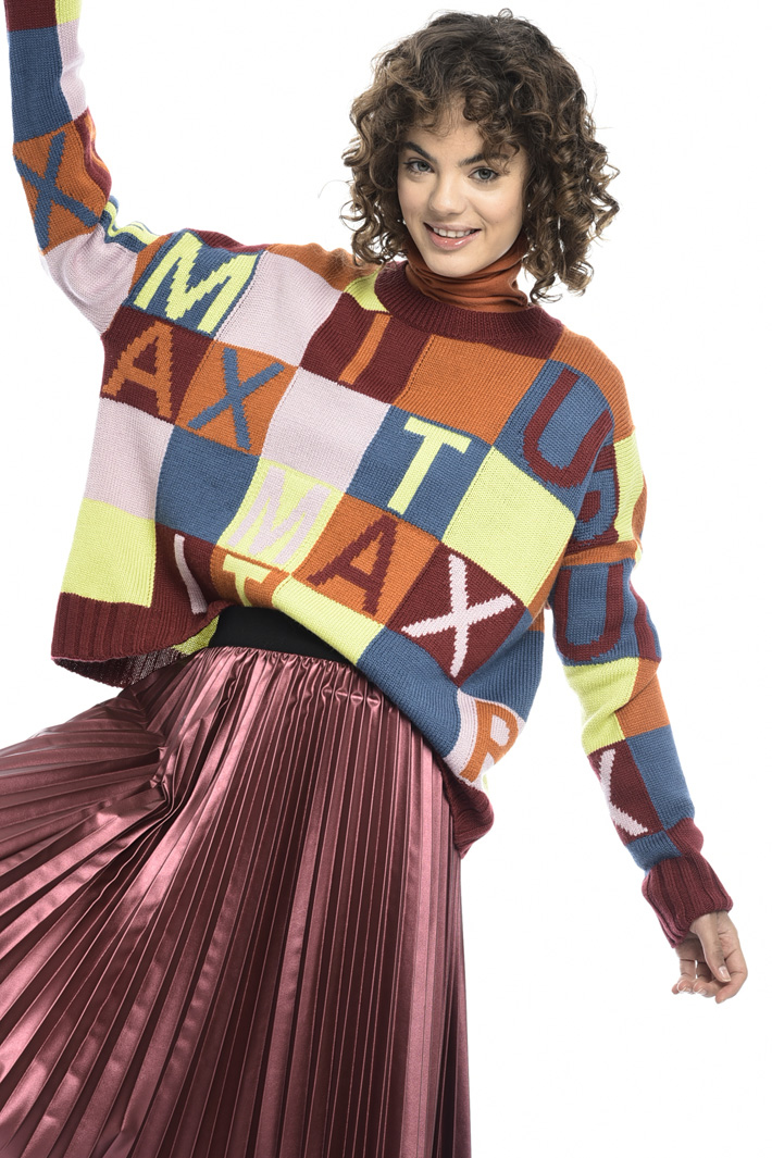 Jumper with colored lettering Intrend Jumper with colored lettering Intrend