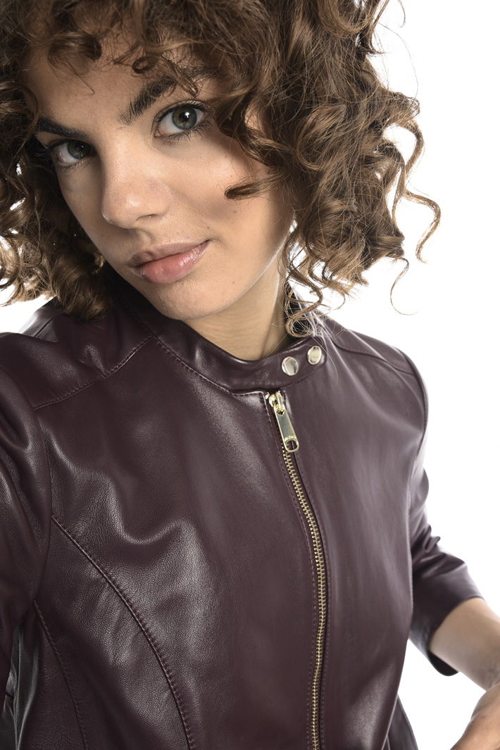 Cropped nappa jacket
Intrend Cropped nappa jacket
Intrend