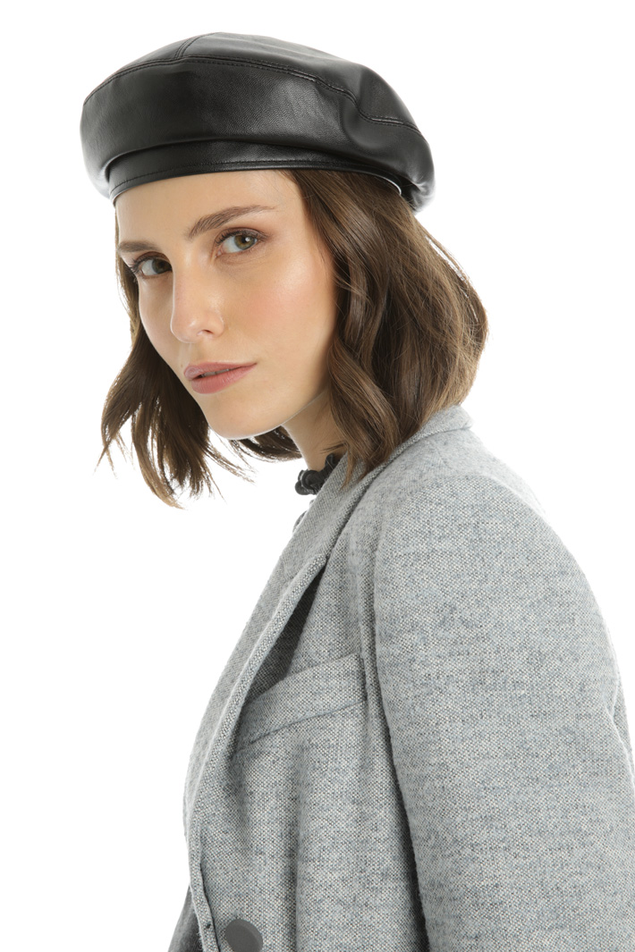 Leather effect beret Intrend Leather effect beret Intrend