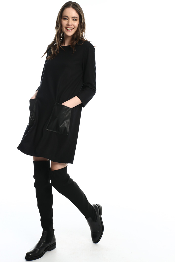 Dress with contrasting pockets Intrend Dress with contrasting pockets Intrend