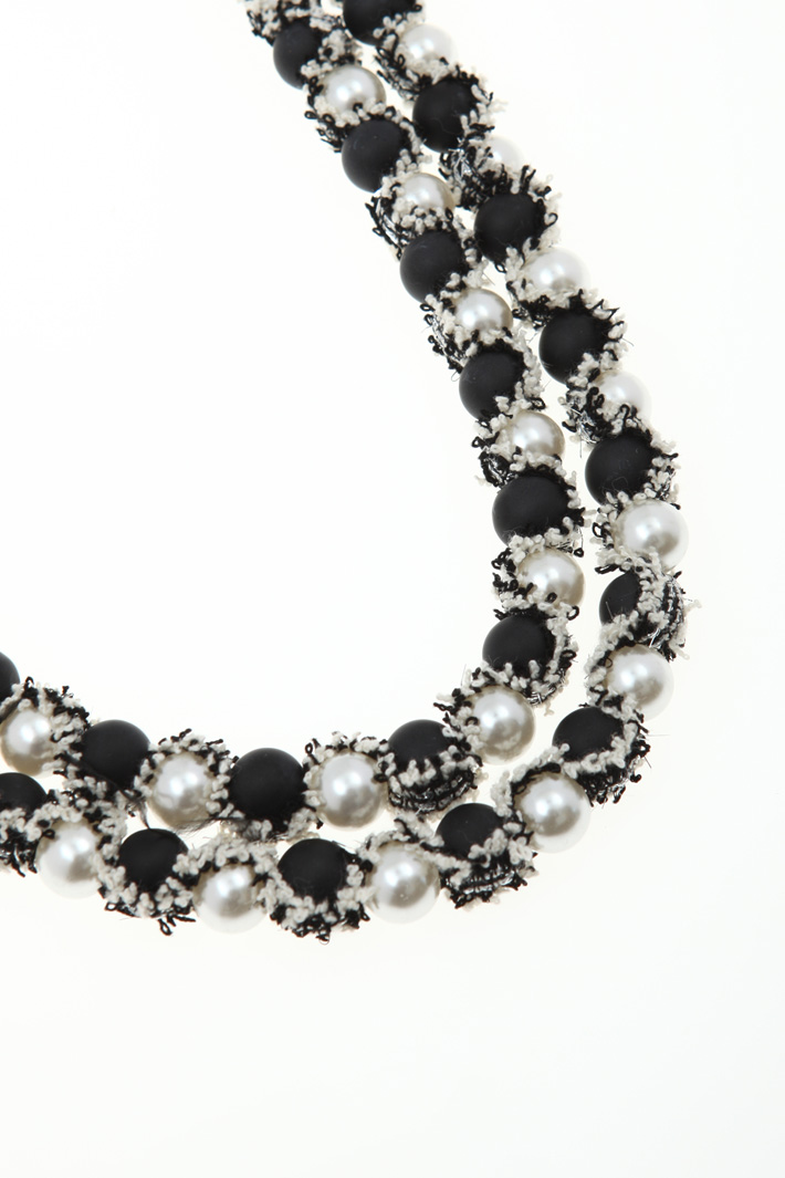 Multi-row resin necklace Intrend Multi-row resin necklace Intrend