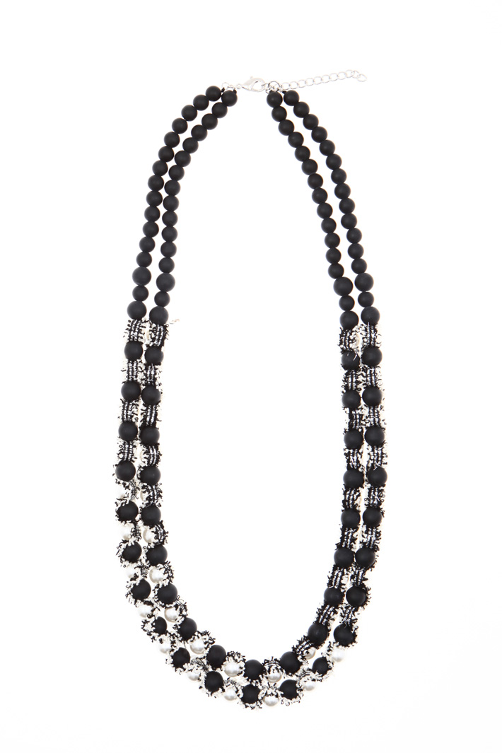 Multi-row resin necklace Intrend Multi-row resin necklace Intrend