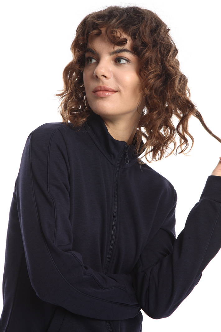 Zip-up high neck sweatshirt
Intrend Zip-up high neck sweatshirt
Intrend