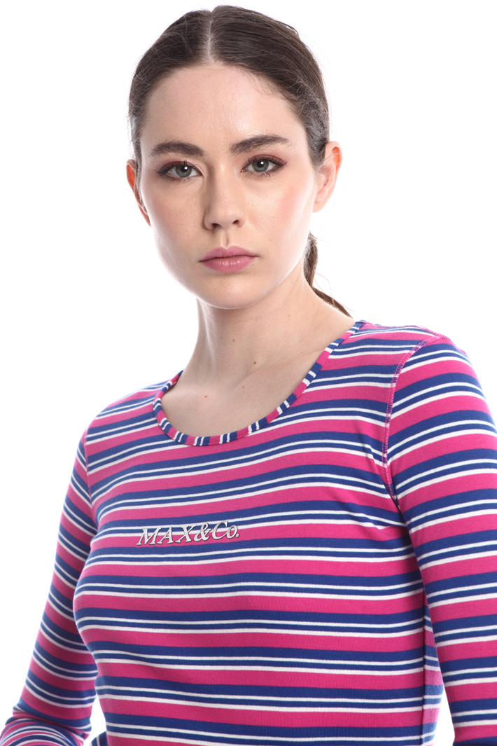 T-shirt with bijoux
Intrend T-shirt with bijoux
Intrend